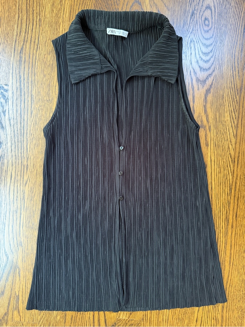 Zara Sleeveless Crinkled Collared Button-Front Top in Black
